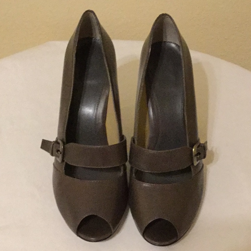 Circa Joan & David Guilia olive sz 9